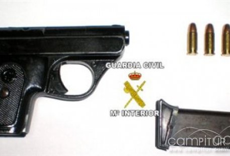 Detienen en Villagarcía de la Torre a un hombre que circulaba con un arma 